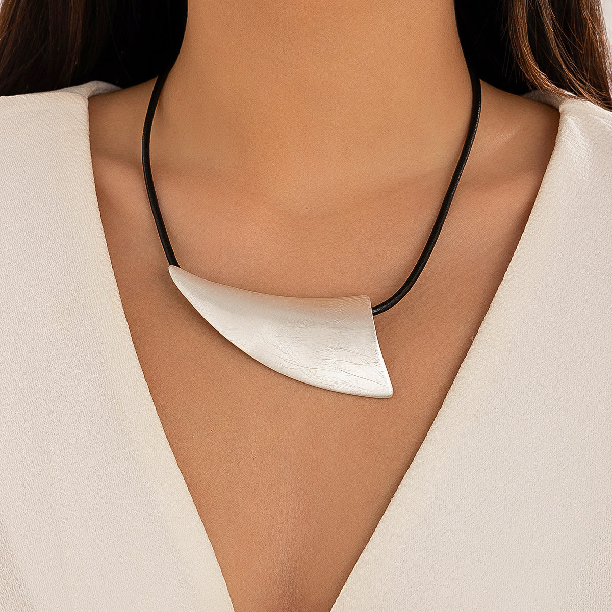 Exaggerated geometric splicing ins style necklace, personalized metal wire drawing hollow out item jewelry necklace